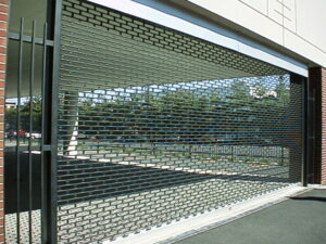 Δικτυωτό ρολό ασφαλείας σε κατάστημα στην Αθήνα