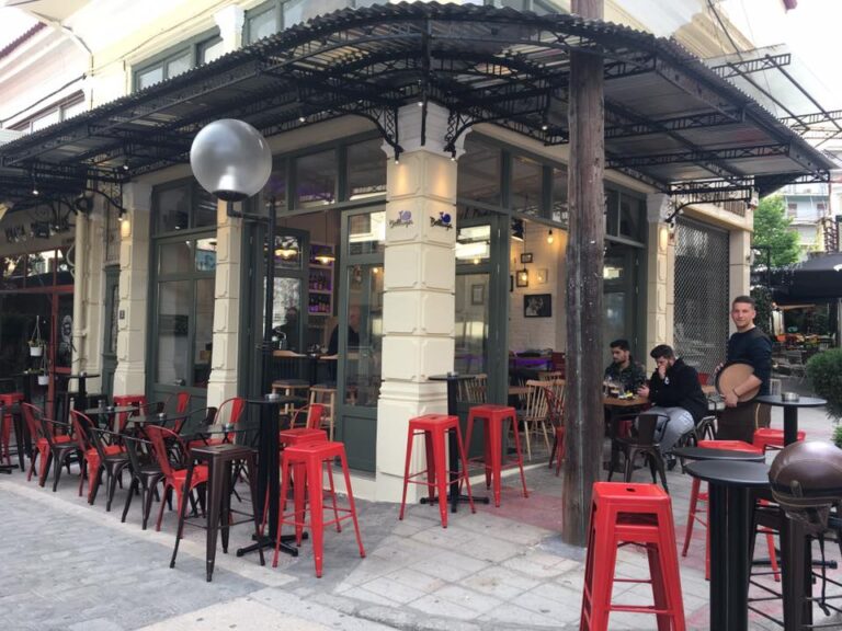Καλύτερα bar στη Δράμα – Belluga Coffees & Cocktails με τραπεζάκια στον πεζόδρομο