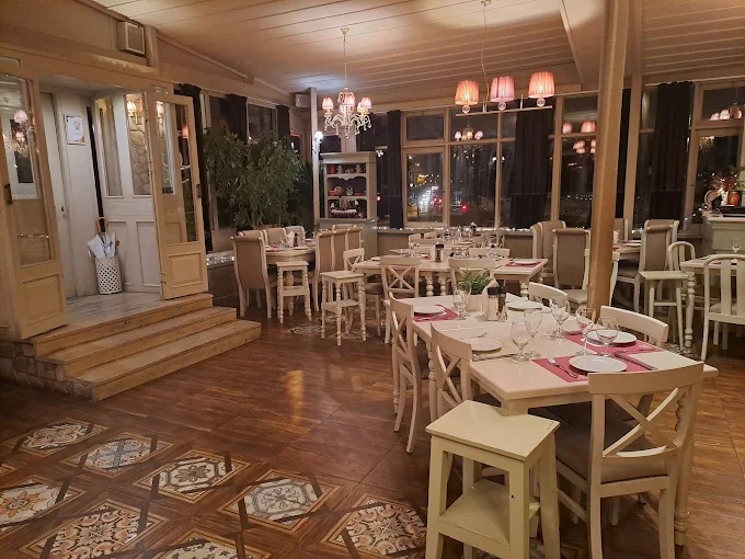 Καλύτερα εστιατόρια στη Δράμα – Κομψή αίθουσα του εστιατορίου Ηδωνας