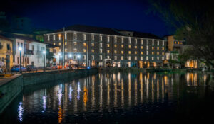 Καλύτερα ξενοδοχεία στη Δράμα – Hydrama Grand Hotel φωτισμένο το βράδυ δίπλα στις πηγές