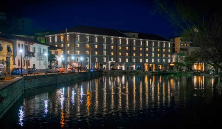 Καλύτερα ξενοδοχεία στη Δράμα – Hydrama Grand Hotel φωτισμένο το βράδυ δίπλα στις πηγές