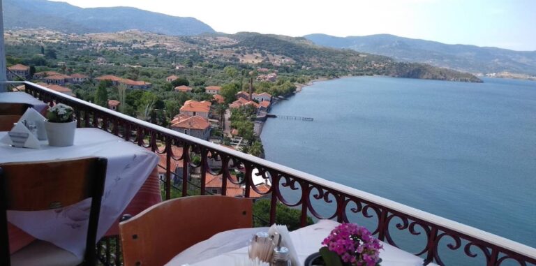 Θέα από εστιατόριο στη Λέσβο με τραπέζια και ορίζοντα θάλασσας