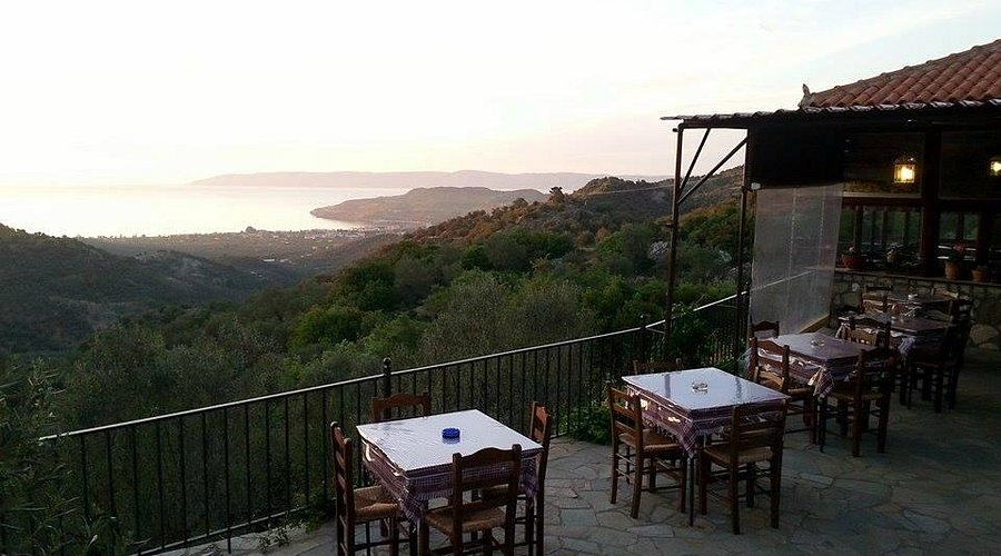 Παραδοσιακή ταβέρνα στη Λέσβο με θέα το ηλιοβασίλεμα