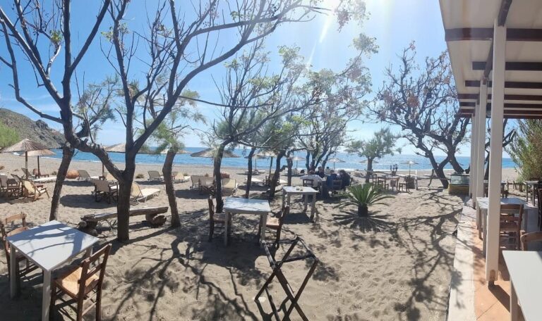 Agia Markella Restaurant Beach Bar στη Χίο με τραπεζάκια πάνω στην άμμο