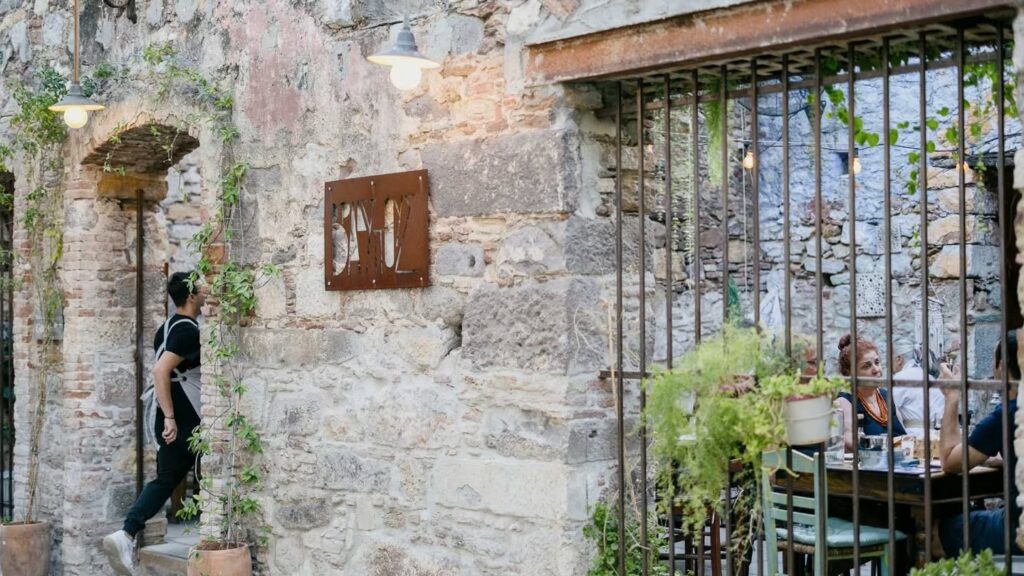 Βραδύπους εστιατόριο στη Χίο με εναλλακτικό χαρακτήρα