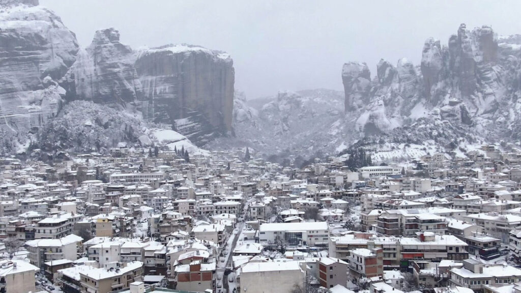 Χιονισμένη Καλαμπάκα με θέα τα Μετέωρα τα Χριστούγεννα