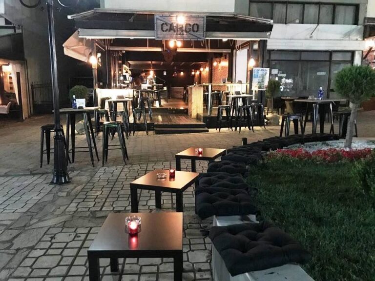 CARGO Cocktail Bar στην Καλαμπάκα με τραπεζάκια εξωτερικού χώρου