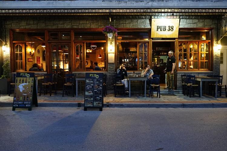 Pub 38 στην Καλαμπάκα με ξύλινη πρόσοψη και καθιστικό έξω