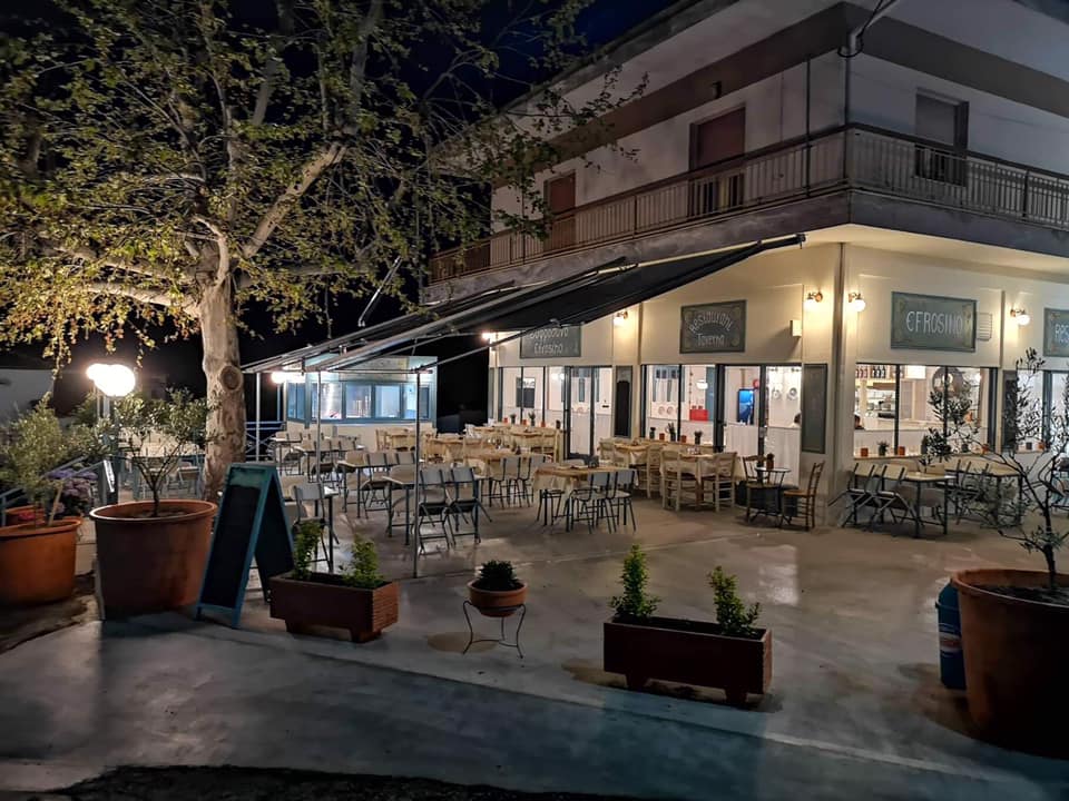 Εξωτερικός χώρος του εστιατορίου Efrosino στην Καλαμπάκα με φωτισμένη αυλή