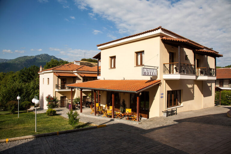 Εξωτερική όψη του Amalia Hotel Meteora με παραδοσιακή αρχιτεκτονική