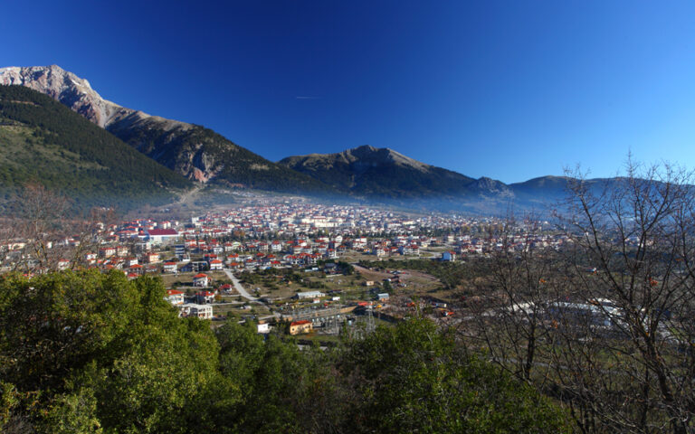 Πανοραμική θέα του Καρπενησίου και του Βελουχίου