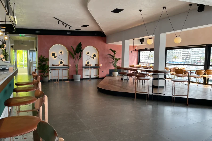 Naval Terrace Bar στην Καβάλα με μοντέρνα διακόσμηση και θέα στο λιμάνι