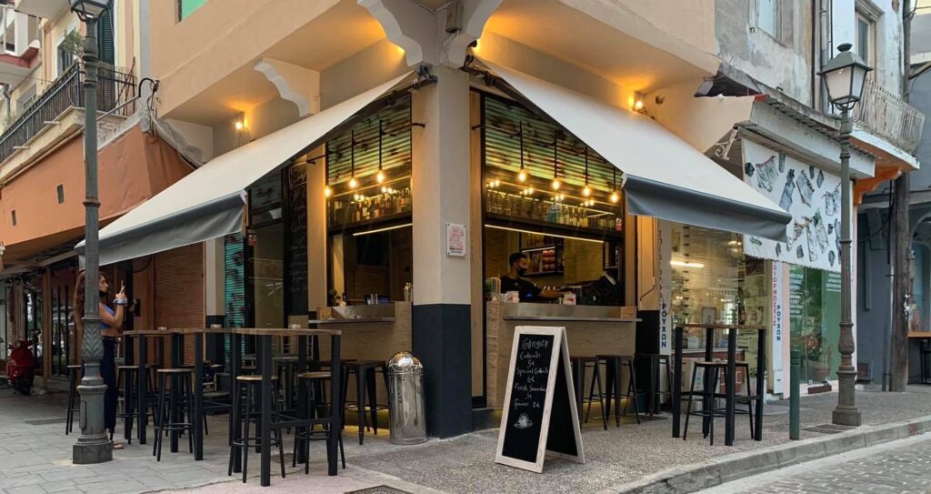 Το Ginger Urban Bar στην Καβάλα με urban αισθητική και εξωτερικά τραπέζια