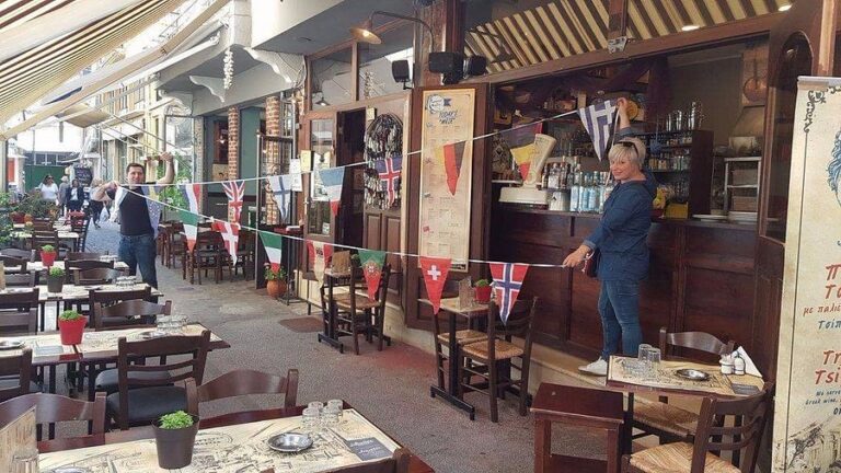 Το εστιατόριο Γοργόνες και Μάγκες στην Καβάλα με τραπεζάκια στον πεζόδρομο