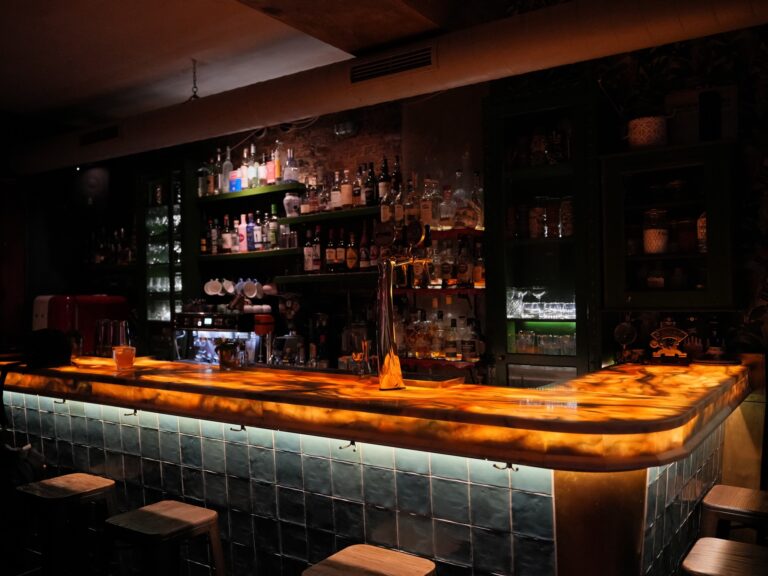 Μοντέρνα μπάρα σε bar της Κομοτηνής – Καλύτερα bar στην Κομοτηνή