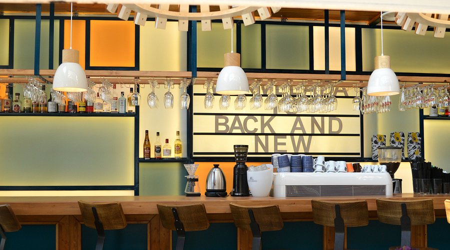 Εσωτερικό bar στην Κομοτηνή με φωτεινή μοντέρνα διακόσμηση – Καλύτερα bar στην Κομοτηνή