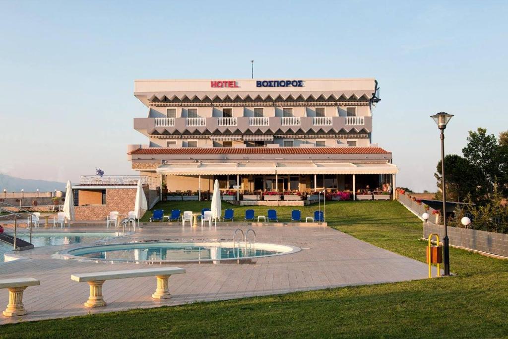 Vosporos Hotel στην Κομοτηνή με πισίνα και άνετη διαμονή