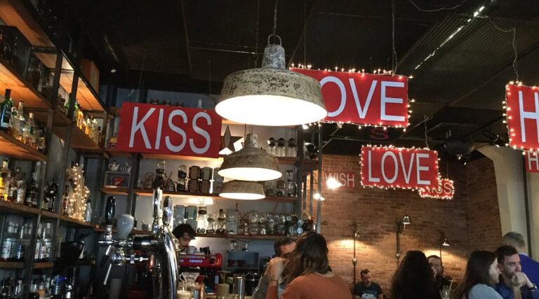 Μπαρ Μηδέν Ένα στην Κόρινθο με industrial διακόσμηση και κόκκινες πινακίδες – Καλύτερα bar στην Κόρινθο