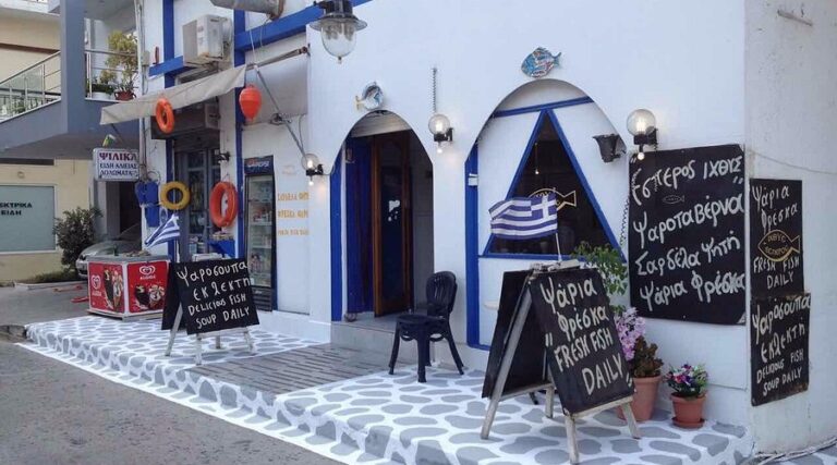 Εξωτερικός χώρος της ψαροταβέρνας ΕΣΠΕΡΟΣ ΙΧΘΥΣ στην Κόρινθο – Καλύτερα εστιατόρια στην Κόρινθο