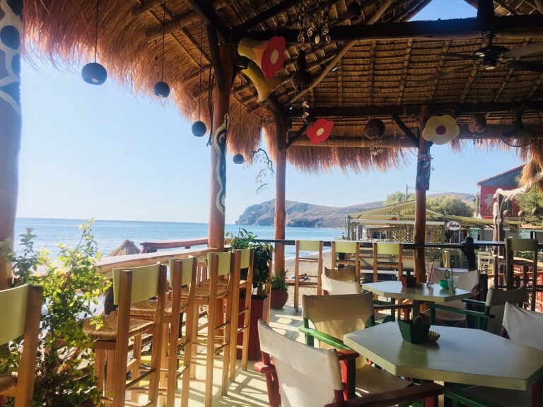 Parasol bar στη Μυτιλήνη με θέα στη θάλασσα