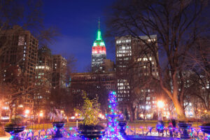 Empire State Building με χριστουγεννιάτικο φωτισμό στη Νέα Υόρκη