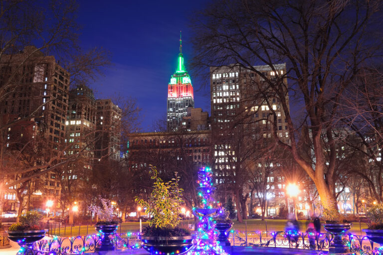 Empire State Building με χριστουγεννιάτικο φωτισμό στη Νέα Υόρκη