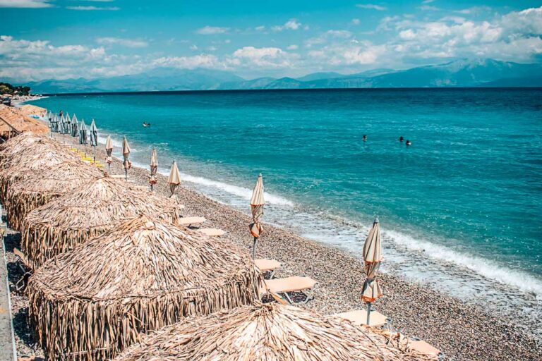 Κεντρική παραλία της Κορίνθου με καθαρά νερά και κόσμο που απολαμβάνει το μπάνιο – Καλύτερες παραλίες στην Κόρινθο