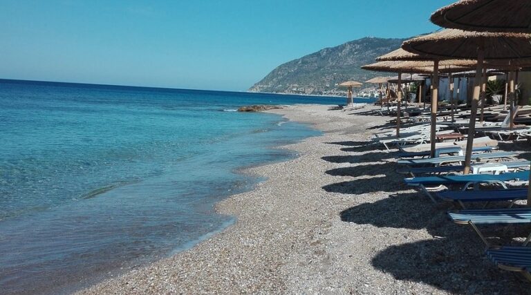 Παραλία Άγιος Ισίδωρος στο Πλωμάρι Λέσβου με ξαπλώστρες και γαλάζια θάλασσα