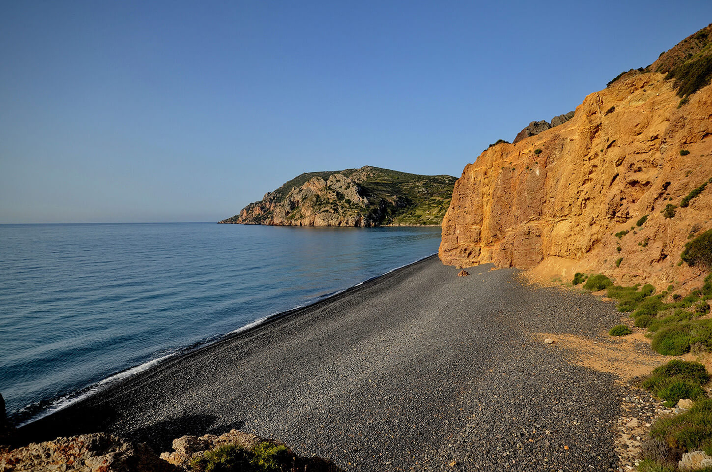 Παραλία Μαύρα Βόλια στη Χίο με μαύρα βότσαλα και γαλαζοπράσινα νερά