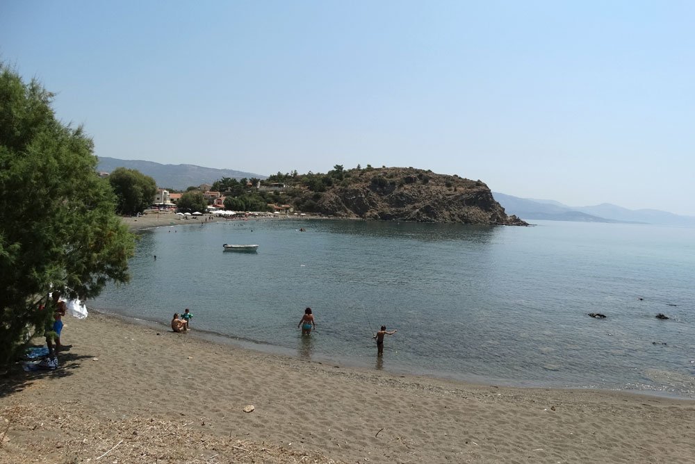 Παραλία Λήμνος στη Χίο με χρυσή άμμο και καταγάλανα νερά