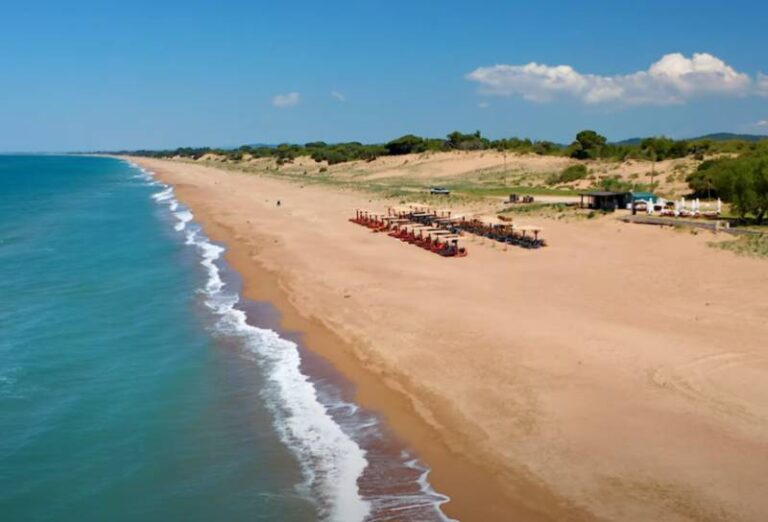 Παραλία Κάτω Σαμικό – Ηλιοβασίλεμα και χρυσή άμμος στον Πύργο