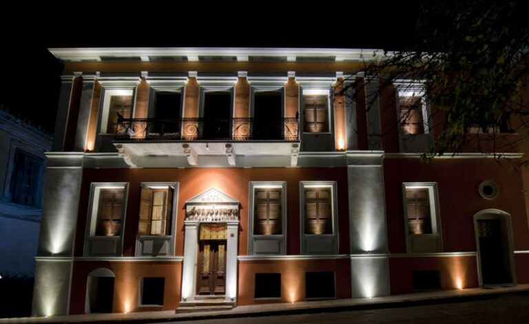 Εξωτερική νυχτερινή όψη του Hotel Anagennisis στον Πύργο Ηλείας