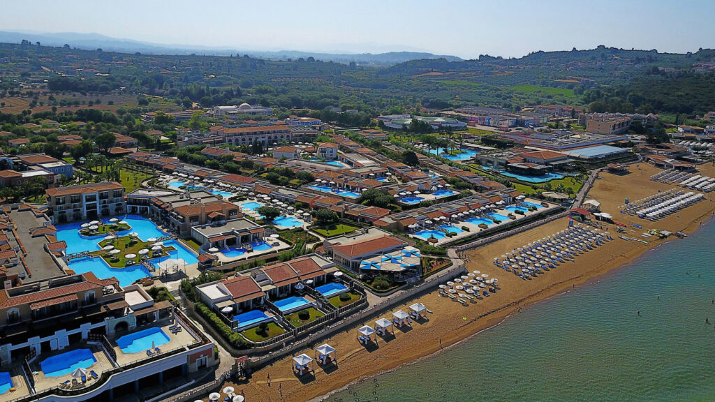 Πανοραμική άποψη του Aldemar Olympian Village δίπλα στη θάλασσα