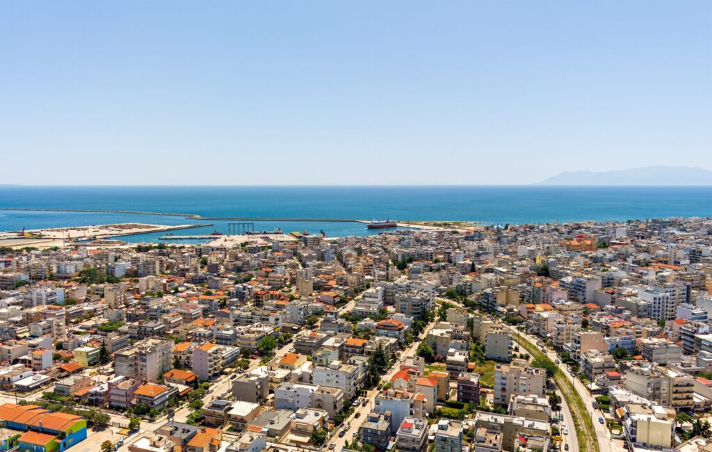 Πανοραμική άποψη της Αλεξανδρούπολης με θέα στο λιμάνι και το Αιγαίο