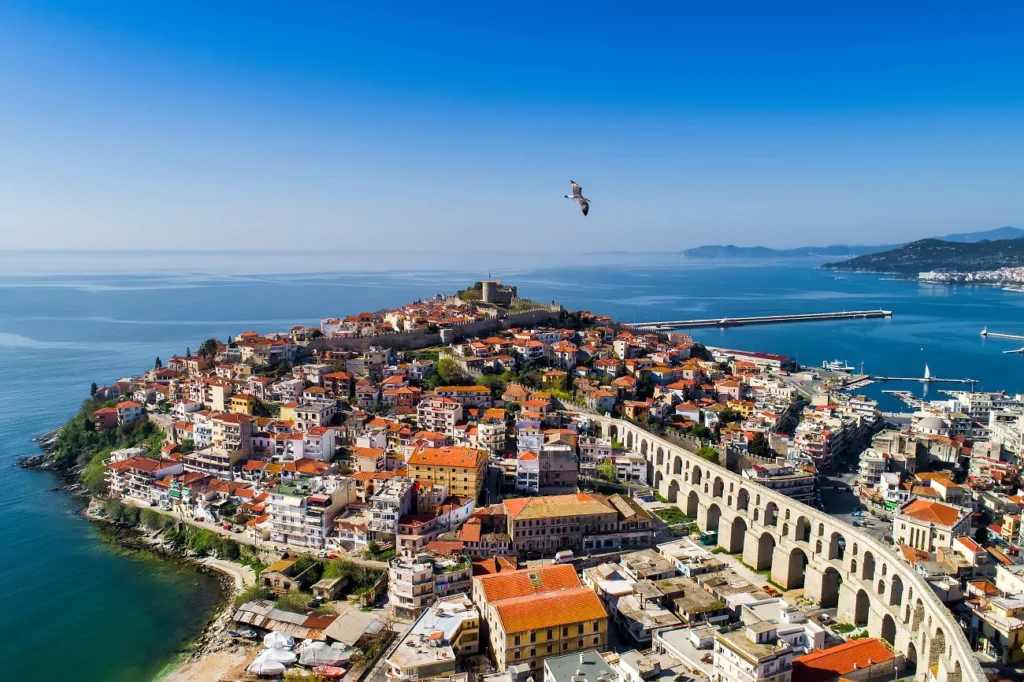 Πανοραμική θέα της παλιάς πόλης της Καβάλας με το κάστρο και τις Καμάρες
