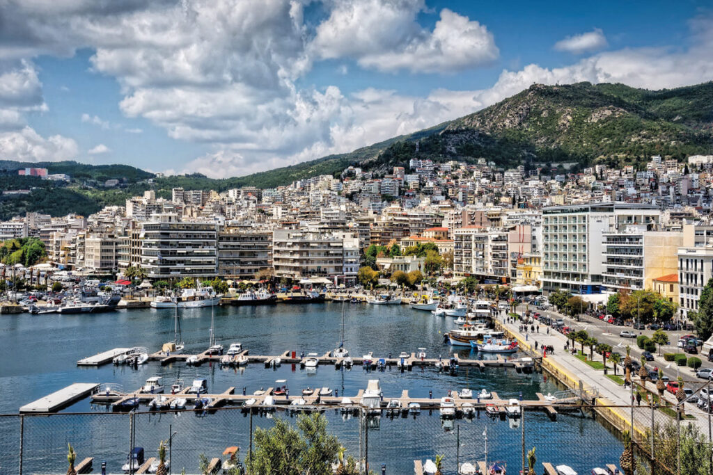 Το λιμάνι της Καβάλας με τα καφέ και τα κτίρια της σύγχρονης πόλης