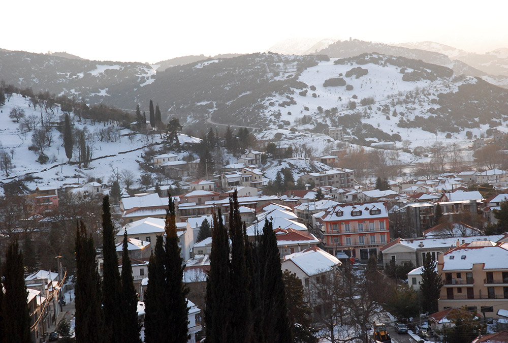 Χιονισμένα Καλάβρυτα με θέα στο χωριό και τον Χελμό
