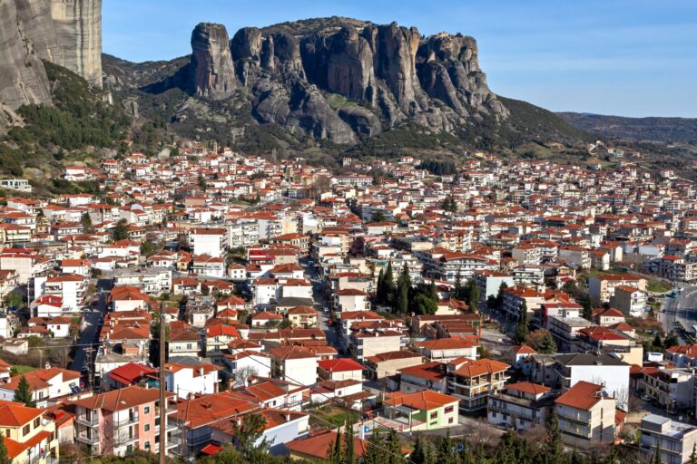 Πανοραμική άποψη Καλαμπάκας με τα Μετέωρα στο φόντο, ηλιόλουστη μέρα