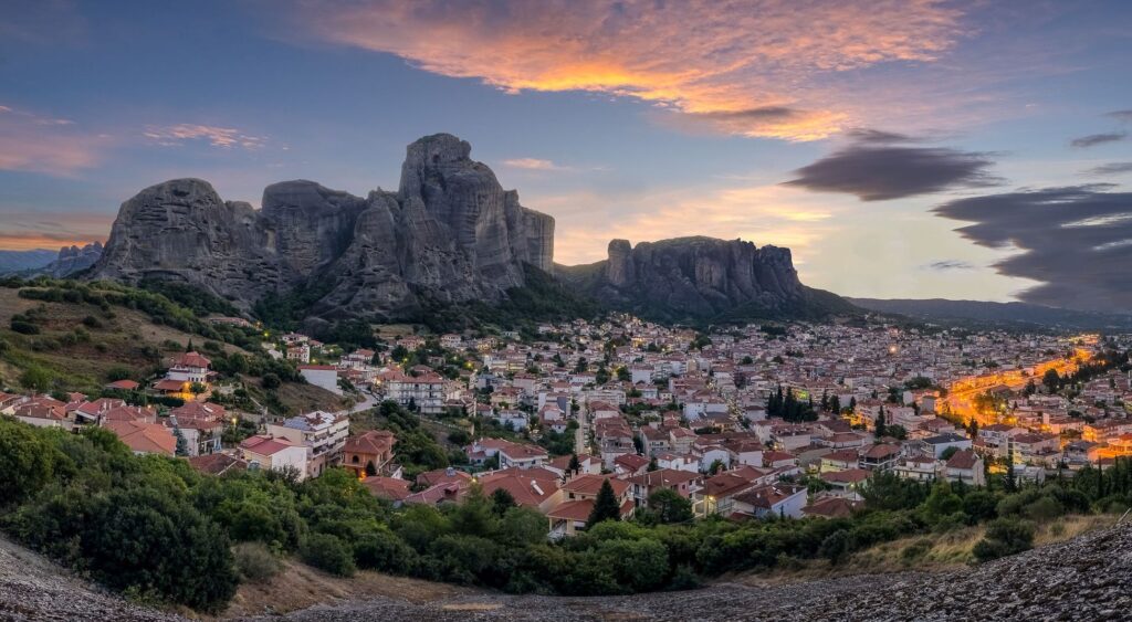 Καλαμπάκα με θέα τα Μετέωρα σε μαγευτικό ηλιοβασίλεμα