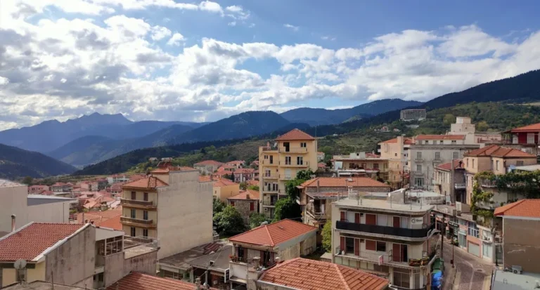 Θέα στο Καρπενήσι με τα βουνά της Ευρυτανίας