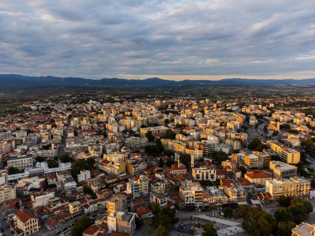 Πανοραμική άποψη της Κομοτηνής στο ηλιοβασίλεμα – Ταξίδι στην Κομοτηνή