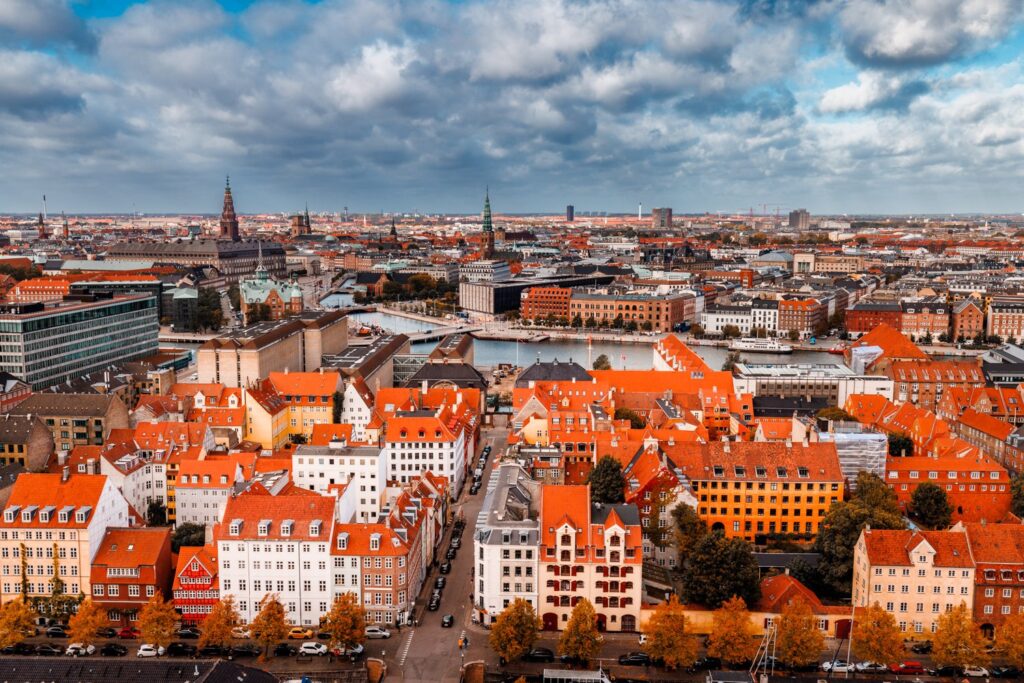 Πανοραμική θέα της Κοπεγχάγης με τα κόκκινα κεραμίδια και τα κανάλια