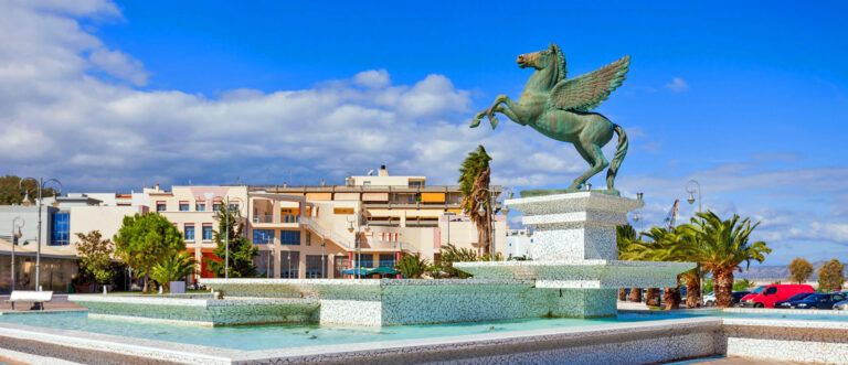 Άγαλμα του Πήγασου στην παραλιακή πλατεία της Κορίνθου – Ταξίδι στην Κόρινθο