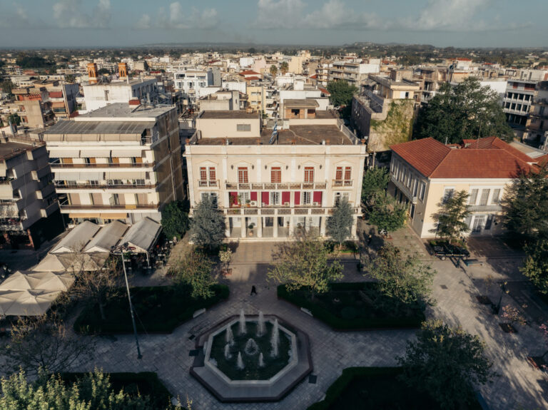Πλατεία με το Δημαρχείο στον Πύργο Ηλείας