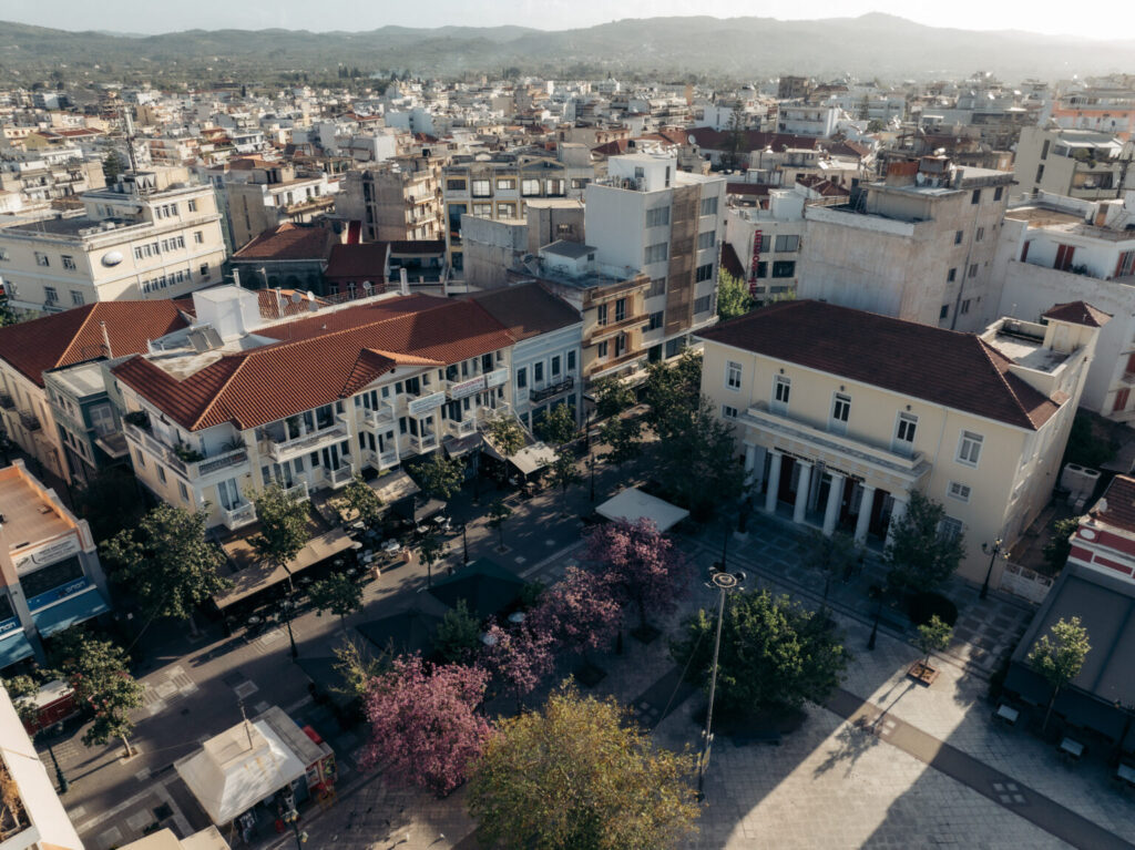 Κεντρική πλατεία στον Πύργο με νεοκλασικά κτίρια