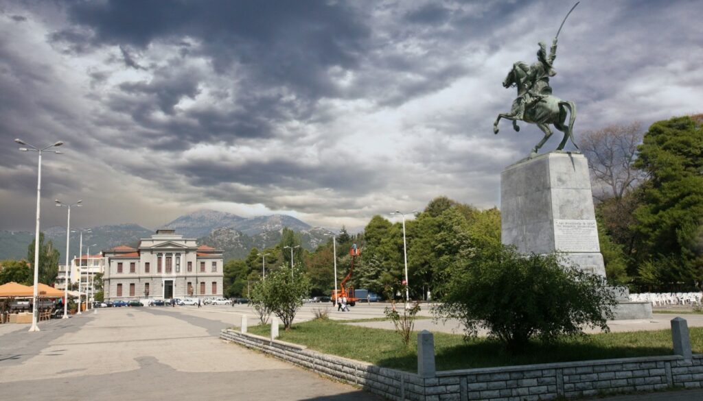 Άγαλμα Κολοκοτρώνη στην Πλατεία Άρεως στην Τρίπολη Αρκαδίας