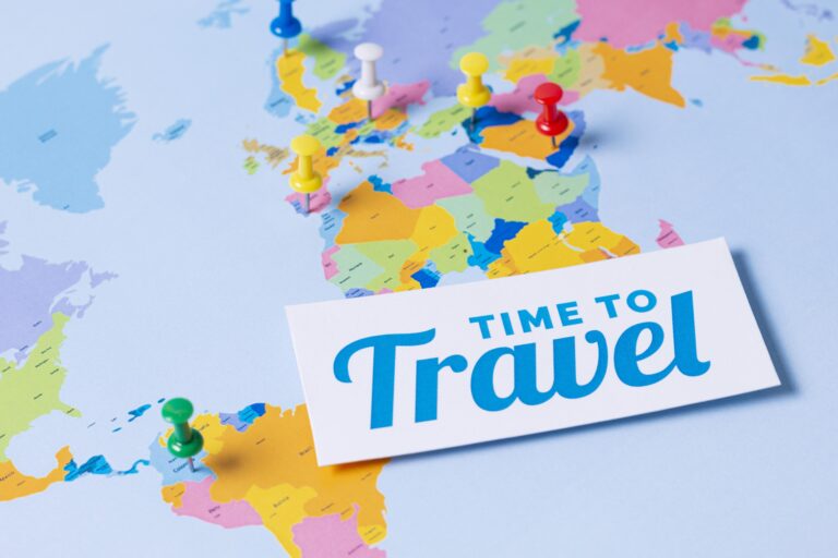 Χάρτης με pins και τη φράση Time to Travel – χώρες χωρίς βίζα για διακοπές