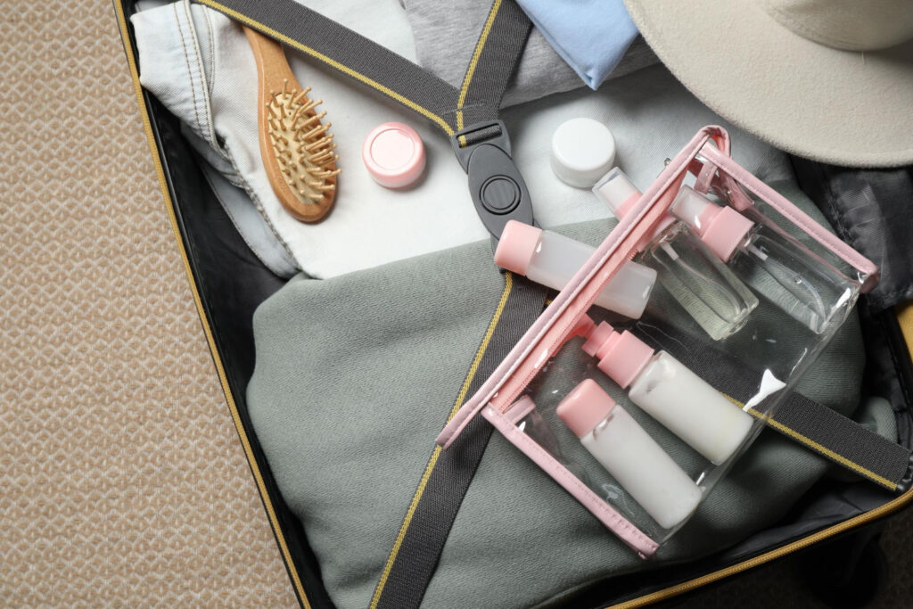 Travel essentials σε βαλίτσα με μπουκαλάκια, καλλυντικά και αξεσουάρ