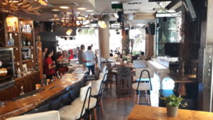 Εσωτερικός χώρος του Mondo Raffinato Cafe Bar στα Τρίκαλα με κομψή μπάρα