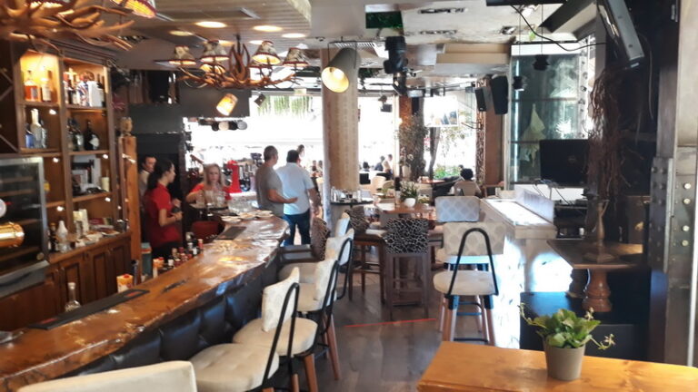 Εσωτερικός χώρος του Mondo Raffinato Cafe Bar στα Τρίκαλα με κομψή μπάρα